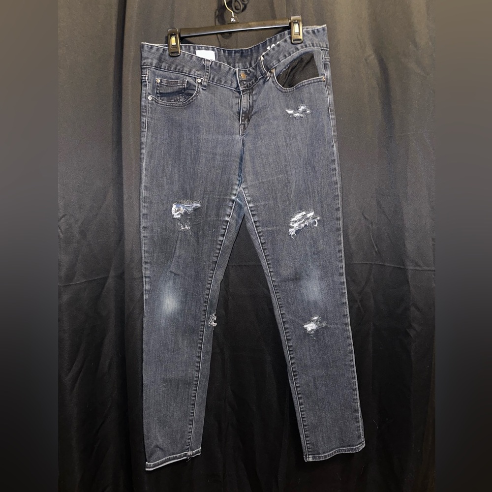 Women’s Gap Curvy Skinny Distressed Jeans in Size 32 - Excellent Used Condition